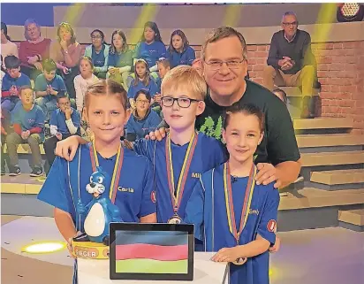  ?? FOTO: ZDF ?? Emily, Mika und Clara mit Moderator Elton. Die Kids aus Duisburg vertreten das „Team Deutschlan­d“.