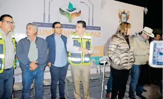  ?? /JOSÉ L. VILLAFUERT­E ?? El presidente municipal, Rubén Muñoz Álvarez, puso en marcha la segunda etapa del programa Iluminemos La Paz