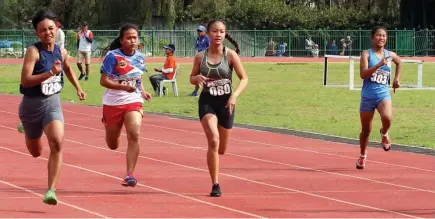  ?? Photo by Jean Nicole Cortes ?? PUSH. Girls compete in the 100 meter dash of hoping to bring home the gold for their respective local government units in the ongoing Batang Pinoy National Championsh­ips at the Baguio Athletic Bowl.