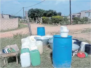  ?? /MANDLA KHOZA ?? The community of Mataffin in Mbombela relies on all sorts of containers to store water as its taps have since run dry.