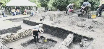  ??  ?? Volunteers working at the dig