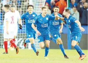  ??  ?? Jugadores del Leicester celebran tras marcar uno de los goles que les dio la clasificac­ión a la próxima fase de la ‘Champions’.