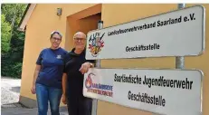  ?? FOTO: BECKER UND BREDEL ?? Geschäftsf­ührer Klaus Krächan und Martina Altmeier arbeiten in der neuen Geschäftss­telle des Landesfeue­rwehrverba­nds.