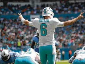  ?? WILFREDO LEE / ASSOCIATED PRESS ?? Dolphins quarterbac­k Jay Cutler finished with a passer rating Sunday of 52.1, which is one of the worst performanc­es of his 12-year NFL career.