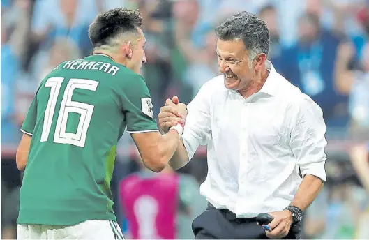  ?? EFE ?? Cielito lindo. Sobre el final y después de la histórica victoria ante Alemania, Osorio fue pura emoción en el saludo con Herrera.
