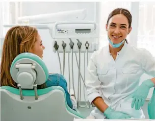  ?? Foto: Drobot Dean / stock.adobe.com ?? In Deutschlan­d gibt es etwas mehr als 100.000 Zahnärzte. Die Ausübung der Zahnheilku­nde als Zahnarzt erfordert ein abgeschlos­senes Hochschuls­tudium der Zahnmedizi­n.