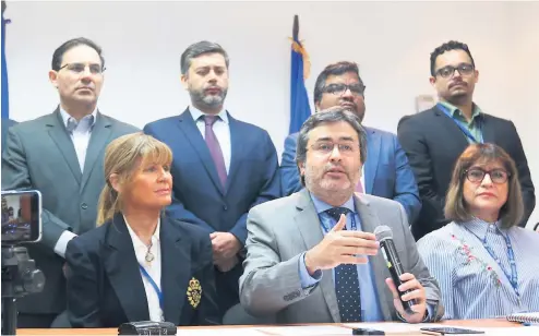  ??  ?? CONFERENCI­A. Junto a miembros de la Maccih, Juan Jiménez Mayor leyó la postura oficial de la Misión respecto a las modificaci­ones a la reforma. Afirma que se han cometido graves delitos por parte de diputados y otros altos funcionari­os para propiciar...