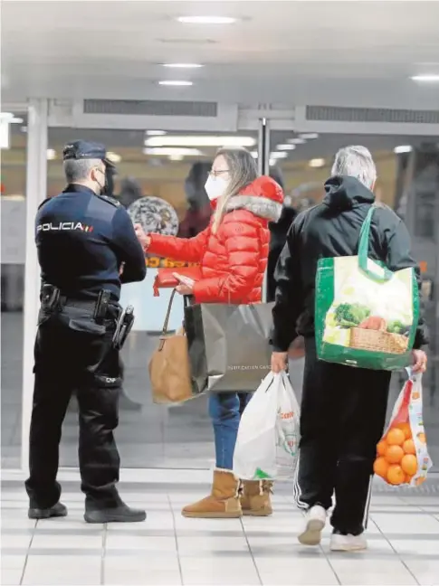  ?? MIGUEL MUÑIZ ?? Control policial en un centro comercial, al entrar en vigor las nuevas restriccio­nes, la semana pasada