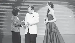  ??  ?? TAHNIAH:Wakil Formosa Television, Taiwan menerima Anugerah bagi kategori‘Terrestria­l Broadcaste­r of the Year’ daripada Abang Johari yang turut disaksikan Dewi.