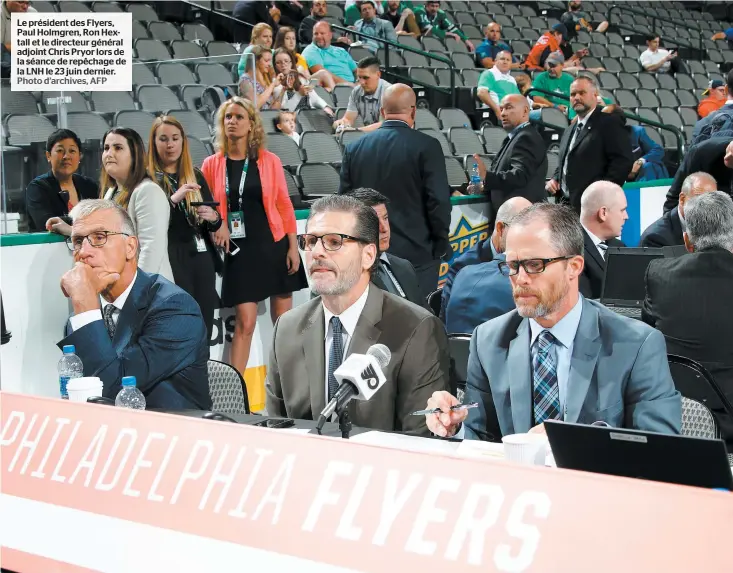  ??  ?? Le président des Flyers, Paul Holmgren, Ron Hextall et le directeur général adjoint Chris Pryor lors de la séance de repêchage de la LNH le 23 juin dernier. Photo d’archives, AFP