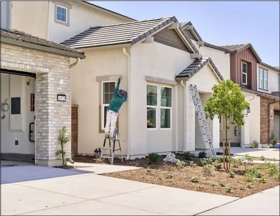  ?? PHILIP CHEUNG — THE NEW YORK TIMES FILE ?? New homes in Chino, Calif., on July 21. Rates on 30-year fixed-rate mortgages, the most popular kind among U.S. homebuyers, have risen to 7%.