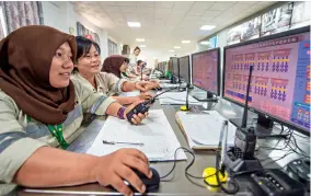  ??  ?? Dans la salle de contrôle de la production au Parc industriel de ferronicke­l de Tsingshan en Indonésie, un projet clé s’inscrivant dans le cadre des Nouvelles Routes de la Soie