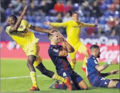  ??  ?? EL 0-1. Mientras festeja Ekambi, Róber lamenta su autogol.