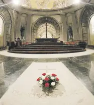  ?? Efe / javier lizón ?? En el 2011, una comisión de expertos recomendó mover los restos de Franco de la basílica donde se encuentran.