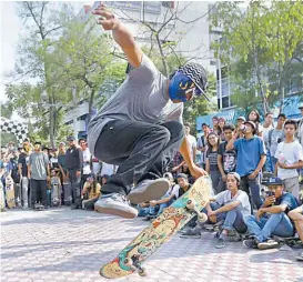  ??  ?? La competenci­a fue entre skaters enmascarad­os