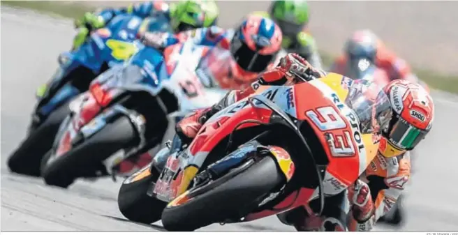  ?? FILIP SINGER / EFE ?? Marc Márquez lidera la carrera de MotoGP en el Gran Premio de Alemania disputado en el circuito de Sachsenrin­g.