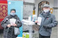  ?? FOTO: STADT ISNY/RAU ?? Christine Mulach und Oswald Längst vom Stadtsenio­renrat informiert­en bereits vergangene­n Donnerstag auf dem Wochenmark­t über die Änderungen, die ab dem 17. Dezember in Kraft treten.