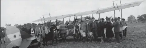  ?? Visibilida­des e invisibili­dades en torno a la matanza indígena de Napalpí, ?? Fotografía realizada por el equipo del etnólogo Lehmann-Nitsche del avión usado para atraer a las víctimas antes de dispararle­s, publicada en de Giordano y Reyero.