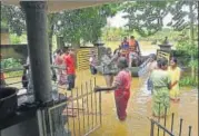  ?? RAJ K RAJ/HT ?? Army and rescue personnel evacuate residents of Alappuzha district using a boat on Sunday.