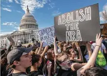  ?? J. Scott Applewhite / AP ?? Estudiante­s de Maryland realizaron una protesta frente al Capitolio en Washington D.C.