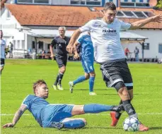  ?? FOTO: CHRISTIAN FLEMMING ?? Jonas Hermann mit neuem Haarschnit­t setzt sich gegen Oliver Senkbeil durch. Am Ende trifft der TSV-Torjäger viermal.