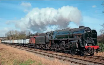  ?? NICK GILLIAM ?? BR Standard 9F No. 92214 City of Leicester passes Woodthorpe with the 12.25pm minerals freight from Loughborou­gh on January 30.