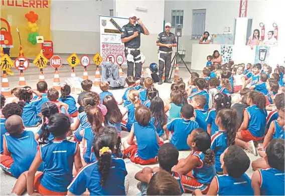  ??  ?? A PM mantém o projeto Proet, que promove nas escolas ações de educação voltadas para o trânsito: conscienti­zação desde criança