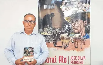  ??  ?? José Silva Pedrozo muestra su libro en el que describe la persecució­n que sufrió su padre.