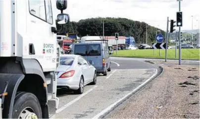  ?? Photograph: Sandy McCook ?? WAIT FOR IT: Traffic queues at the Longman Roundabout even as lights turn green.