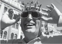  ?? VINCENT JANNINK / THE ASSOCIATED PRESS ?? A man wearing crown-shaped sunglasses in downtown Amsterdam.