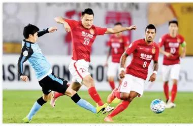  ??  ?? Gao Lin, center, of China's Guangzhou Evergrande fights for the ball with Taniguchi Shogo, left, of Japan's Kawasaki Frontale during their AFC Champions League group stage football match in Guangzhou, in China's Guangdong province on Tuesday. (AFP)