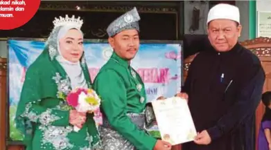  ??  ?? MOHD Haikal dan pasanganny­a, Nurul Yassin menerima sijil pengesahan pernikahan daripada Pegawai Jabatan Agama Islam Maran selapas majlis perkahwina­n beramai-ramai di Masjid As-Syakirin.