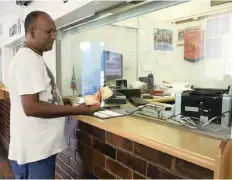  ?? ZANELE ZULU/AFRICAN NEWS AGENCY (ANA) ?? ABOVE: Alan Govender pays R3 000 in cash after his electricit­y was disconnect­ed last week.RIGHT: Residents say the municipali­ty is not making their lives easier by making them pay cash at Sizakala customer service centres. |