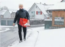  ?? FOTO: COKO ?? Wind und Wetter machen ihm nichts aus: Rudolf Roy sorgt dafür, dass in Adrazhofen die Zeitungen pünktlich im Briefkaste­n landen.