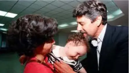  ?? Ln ?? Sagasti llega al aeropuerto Juan Santamaría en diciembre de 1996, luego de haber sufrido un secuestro en la Embajada de Japón en Perú. En la foto, su exesposa, Silvia Charpentie­r, y la hija de ambos.