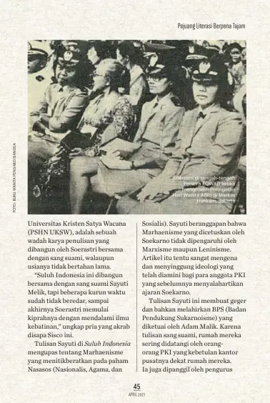  ??  ?? Soerastri di tengah-tengah Perwira KOWAD ketika menghadiri Peringatan Hari Wanita ABRI di Markas Hankam, Jakarta
