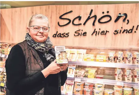  ?? FOTO: ALEXANDRA ROTH ?? Melanie Feldkamp und ihr Mann führen drei Rewe-Märkte in Duisburg. Sie merken, dass vielen Kunden der Geduldsfad­en reißt.