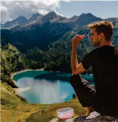  ?? ISTOCK ?? Der richtige Proviant gibt dir Power zum Wandern.