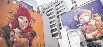  ??  ?? ► Ubicados a la entrada del metro Bellas Artes, los dos murales fueron pintados en 2013 por el grafitero chileno Inti Castro.
