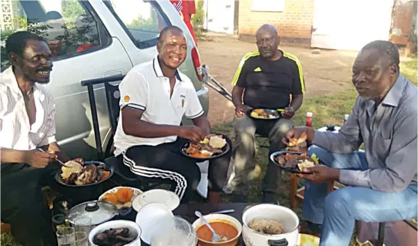  ??  ?? THAT’S WHAT FRIENDS ARE FOR . . . Soccer Coaches Union of Zimbabwe secretary-general Newsome Mutema (second from left) hosted Zimbabwean football legendsMos­es “Bambo” Chunga (right) and David “Yogi” Mandigora (second from right) at his Harare home on Christmas Day in a gesture of camaraderi­e. Sadly, Chunga and Mandigora are among a number of local sporting heroes who have never been given official recognitio­n by local authoritie­s