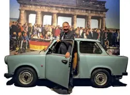  ??  ?? Ettore Mocchetti ritratto al SIHH di Ginevra 2019 nello stand di A. Lange & Söhne con una Trabant: “1989, trent’anni fa cadeva il Muro di Berlino. Un momento storico che ha cambiato il mondo. Il tempo è davvero una cosa molto seria e gli orologi sono lì a ricordarce­lo”.