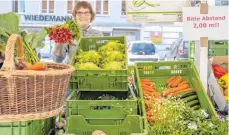  ?? FOTO: BUCHMÜLLER ?? Ingrid Geiger, Mitarbeite­rin der Gemüsegärt­nerei der Stiftung Liebenau, hat am Gründonner­stag auf dem Wochenmark­t in Aulendorf viel zu tun.