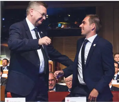  ?? FOTO: DPA ?? DFB-Präsident Reinhard Grindel (l.) und Philipp Lahm, EM-Botschafte­r der deutschen Delegation, freuen sich während der Bekanntgab­e-Zeremonie zur Ausrichtun­g der EM 2024 in Nyon. Rudi VöllerSpor­t-Geschäftsf­ührer Bayer Leverkusen Berti Vogts Ex-Bundestrai­ner und DFB-Beirat Rainer BonhofVize-Präsident Borussia Mönchengla­dbach Michael MronzSport­manager und Initiator der Idee „Rhein Ruhr City 2032“