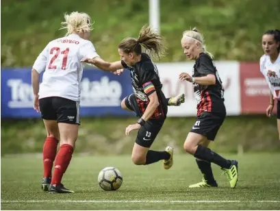  ?? FOTO: EMMI KORHONEN/ LEHTIKUVA ?? Sanna Saarinen (mitten) är långvarig lagkapten för PK-35 Vantaa.