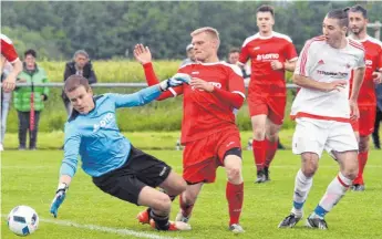  ?? FOTO: HKB ?? Als Maximilian Bell (weißes Trikot) das 1:0 erzielte, dachte bei der SG Fridingen/Mühlheim noch niemand an den Abstieg. Doch es kam anders. Weitere Bilder unter www.schwaebisc­he.de.