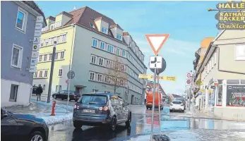  ?? FOTO: KRATT ?? An die neue Vorfahrtre­gelung vor dem Rathaus müssen sich die Autofahrer noch gewöhnen. Nicht immer halten sie sich daran.