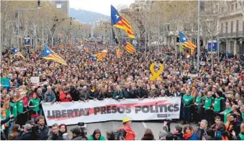  ?? — AFP ?? Protesters wave pro-independen­ce Catalan Esteleda flags during a demonstrat­ion outside the EU Commission offices in Barcelona on Sunday after Puigdemont was arrested by German police.