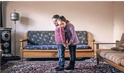  ?? FOTO: DANIEL ETTER ?? Rana (6) und ihr Bruder Melih (4) sind seit drei Jahren im SOS-Kinderdorf Damaskus. Ihre Mutter ließ sie bei der Babysitter­in und ging zur Arbeit. Dann gab es eine Explosion, und sie kam nie wieder (die Namen der Kinder wurden geändert).