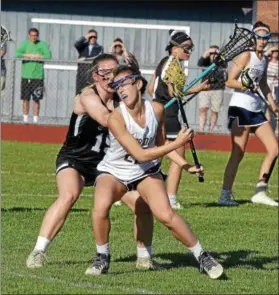  ?? STAN HUDY - SHUDY@DIGITALFIR­STMEDIA.COM ?? Saratoga’s Katie Wendell (22) changes direction in front of Shenendeho­wa’s Celia Ralph (behind) during Monday’s Section II Class A semifinal.