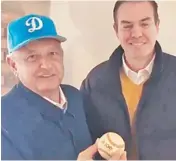  ??  ?? Feliz. Andrés Manuel López Obrador se reunió con el exbeisboli­sta mexicano Ismael ‘El Rocket’ Valdez.